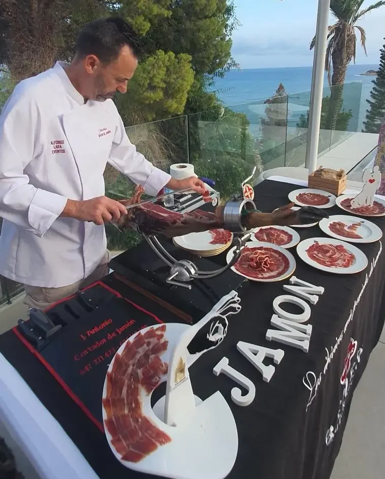 chef realizando cortes de carne